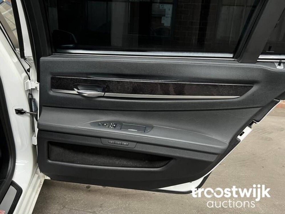 BMW 750Li  F02 4.4 7-serie 407pk 2010