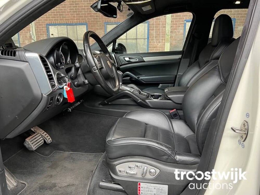 Porsche  Cayenne Turbo 4.8 V8 GTS 420PS 2014