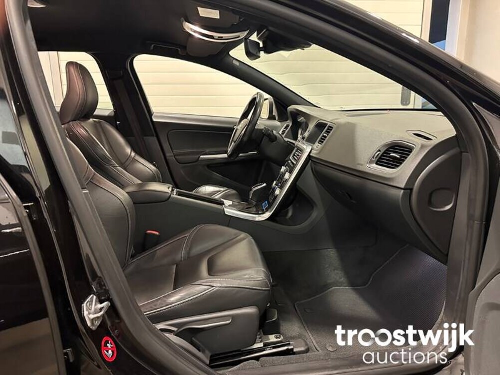 Volvo V60 R-Design 2.4 D6 Twin Engine 220pk 2015 -Orig. NL-, GJ-646-L