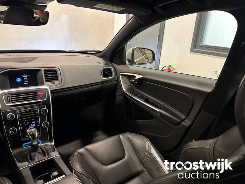 Volvo V60 R-Design 2.4 D6 Twin Engine 220pk 2015 -Orig. NL-, GJ-646-L