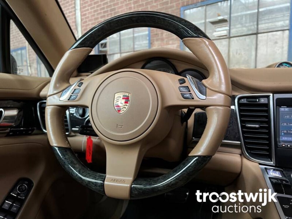 Porsche  Panamera 4S 4.8 V8  400PS 2010