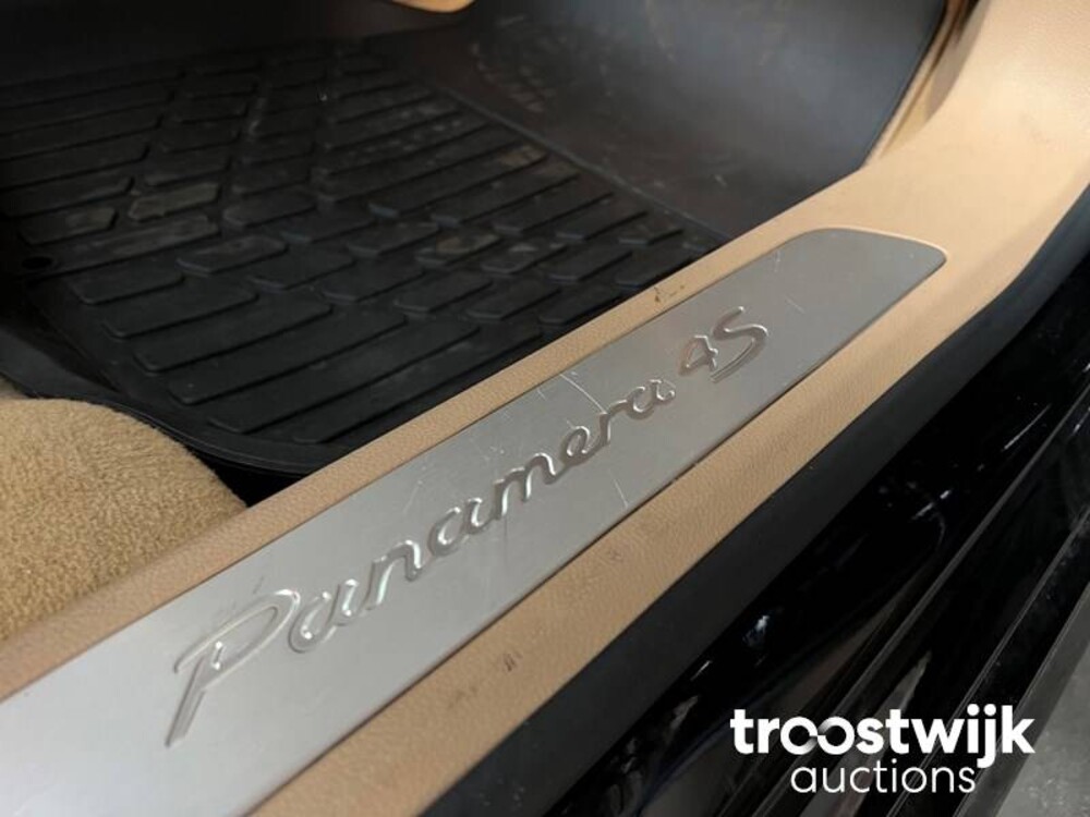 Porsche  Panamera 4S 4.8 V8  400PS 2010