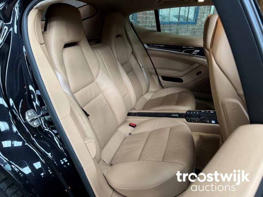 Porsche  Panamera 4S 4.8 V8  400PS 2010