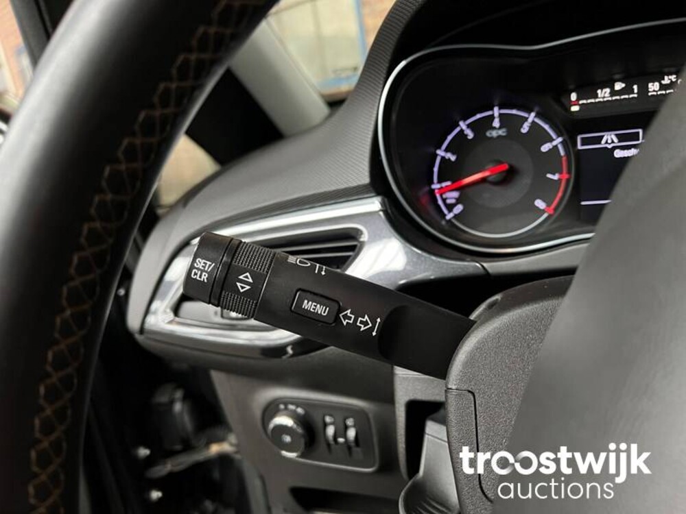 Opel Corsa 1.6 Turbo OPC 207hp 2015, P-368 Fernseher