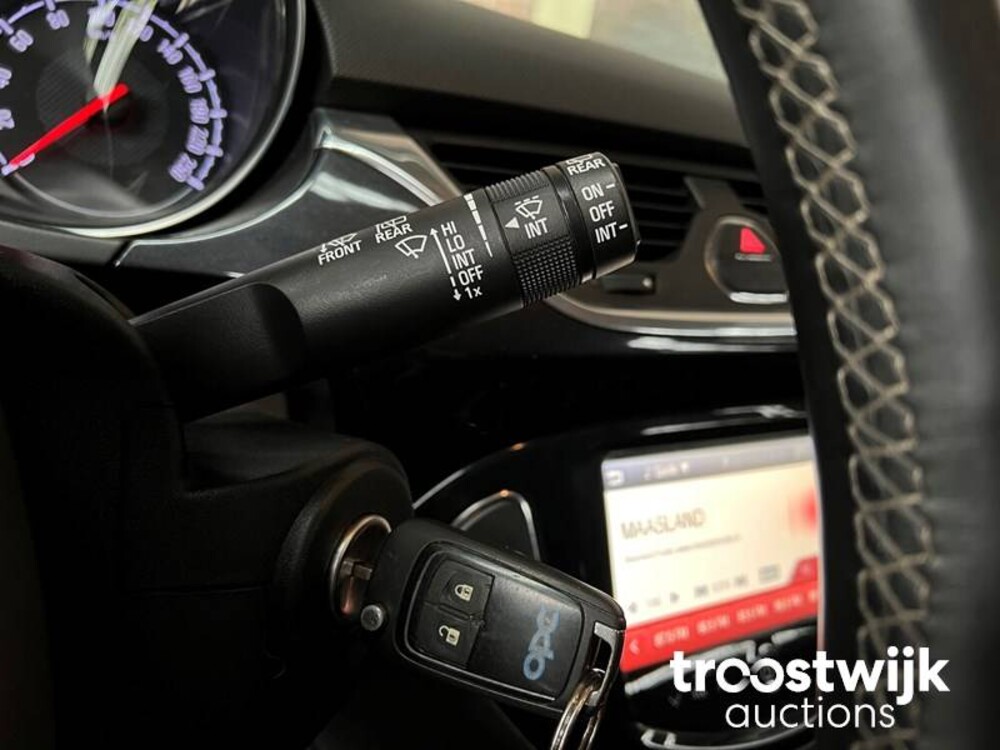 Opel Corsa 1.6 Turbo OPC 207hp 2015, P-368 Fernseher