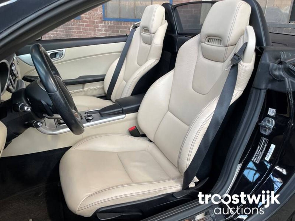 Mercedes-Benz SLC200 RedArt Edition 184PS 2017 Cabriolet SLC-Klasse, S-472-HT