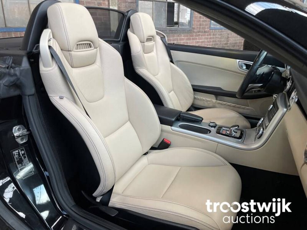 Mercedes-Benz SLC200 RedArt Edition 184PS 2017 Cabriolet SLC-Klasse, S-472-HT