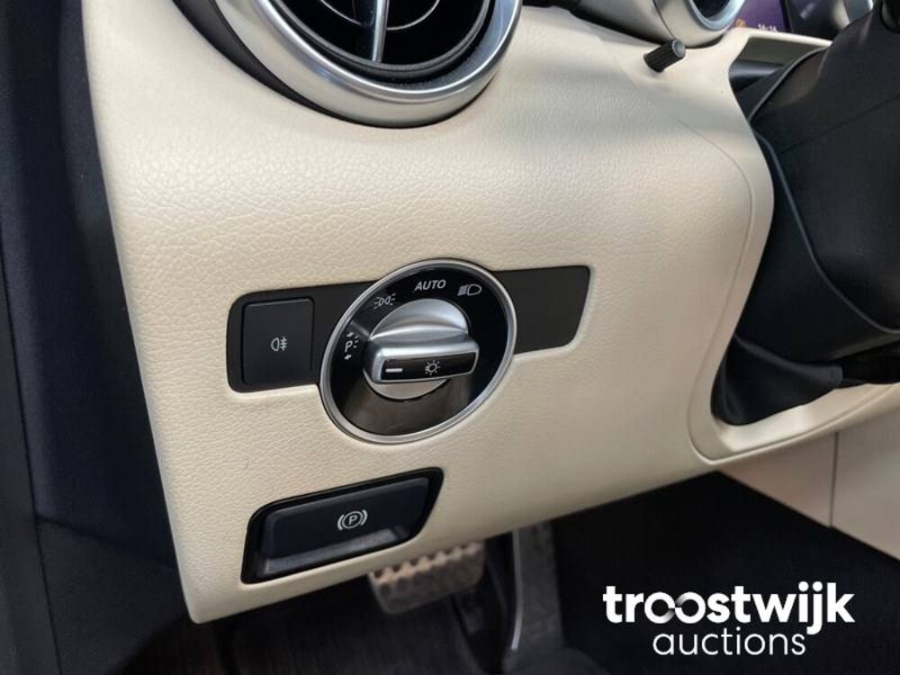 Mercedes-Benz SLC200 RedArt Edition 184PS 2017 Cabriolet SLC-Klasse, S-472-HT