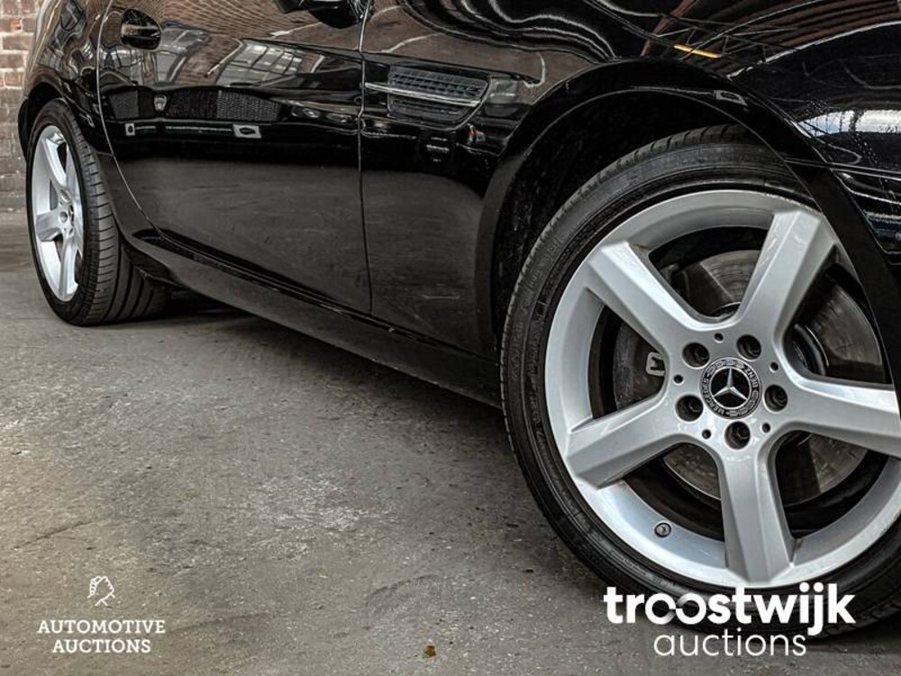 Mercedes-Benz SLC200 RedArt Edition 184PS 2017 Cabriolet SLC-Klasse, S-472-HT