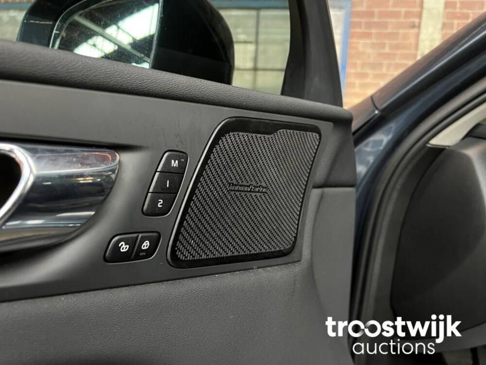 Volvo XC60 2.0 T8 TE AWD Mom. RECHARGE 303pk 2020, R-973-BX