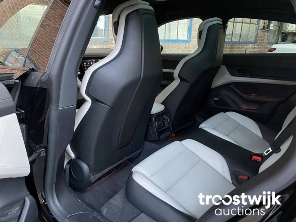 Porsche Taycan PERFORMANCE 84kWh Sport Chrono 381hp 2021 Manufacturer's warranty -Orig. NL-, L-982-RT