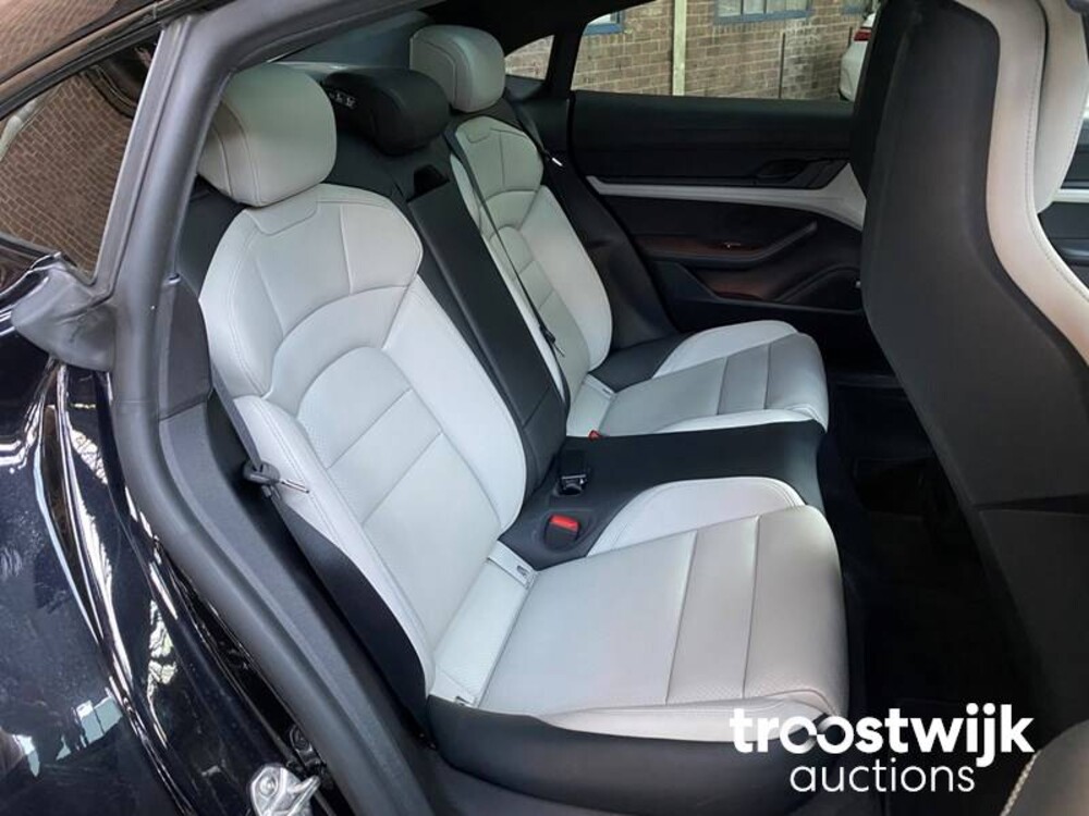 Porsche Taycan PERFORMANCE 84kWh Sport Chrono 381hp 2021 Manufacturer's warranty -Orig. NL-, L-982-RT