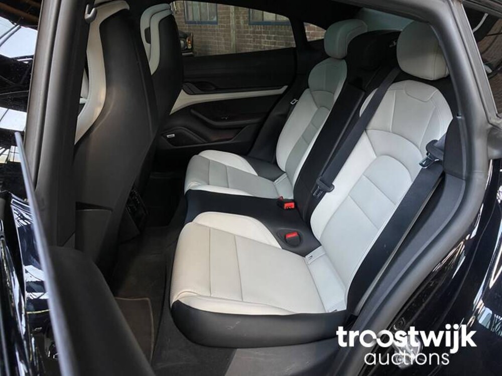 Porsche Taycan PERFORMANCE 84kWh Sport Chrono 381hp 2021 Manufacturer's warranty -Orig. NL-, L-982-RT