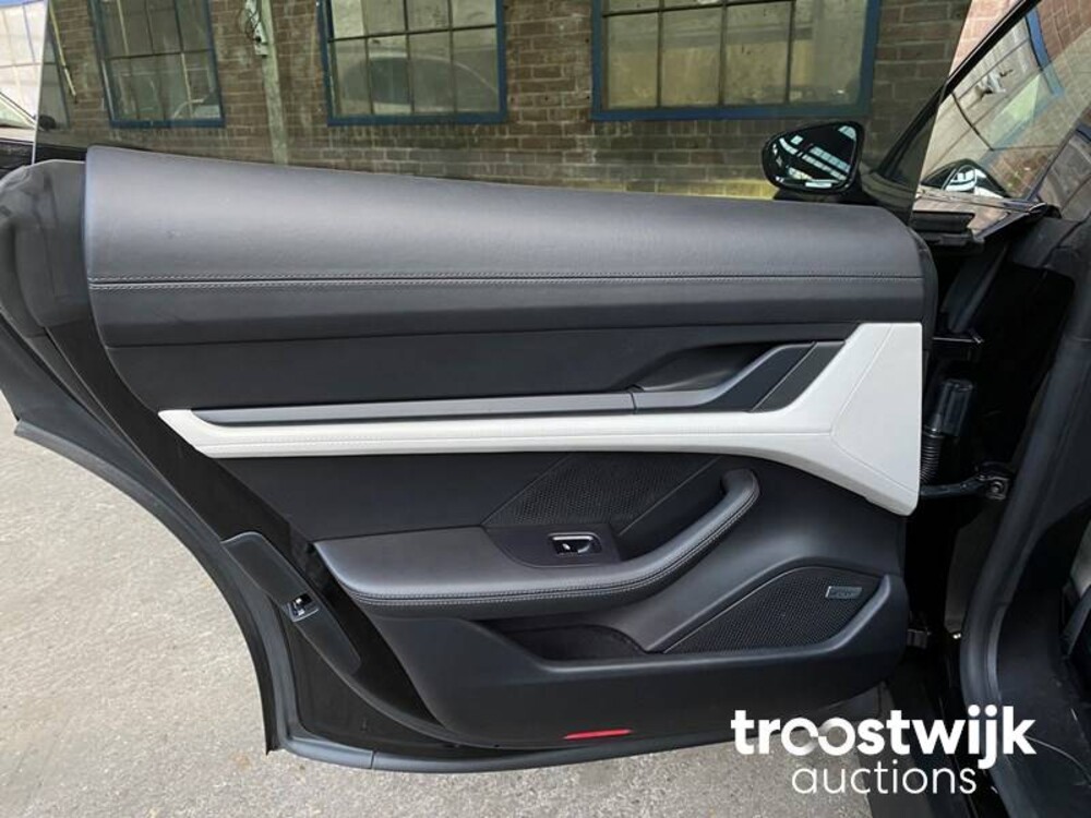 Porsche Taycan PERFORMANCE 84kWh Sport Chrono 381hp 2021 Manufacturer's warranty -Orig. NL-, L-982-RT