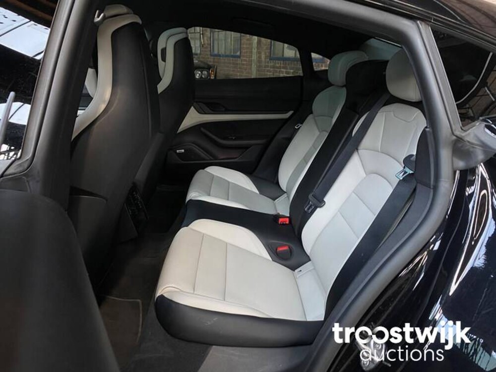 Porsche Taycan PERFORMANCE 84kWh Sport Chrono 381hp 2021 Manufacturer's warranty -Orig. NL-, L-982-RT