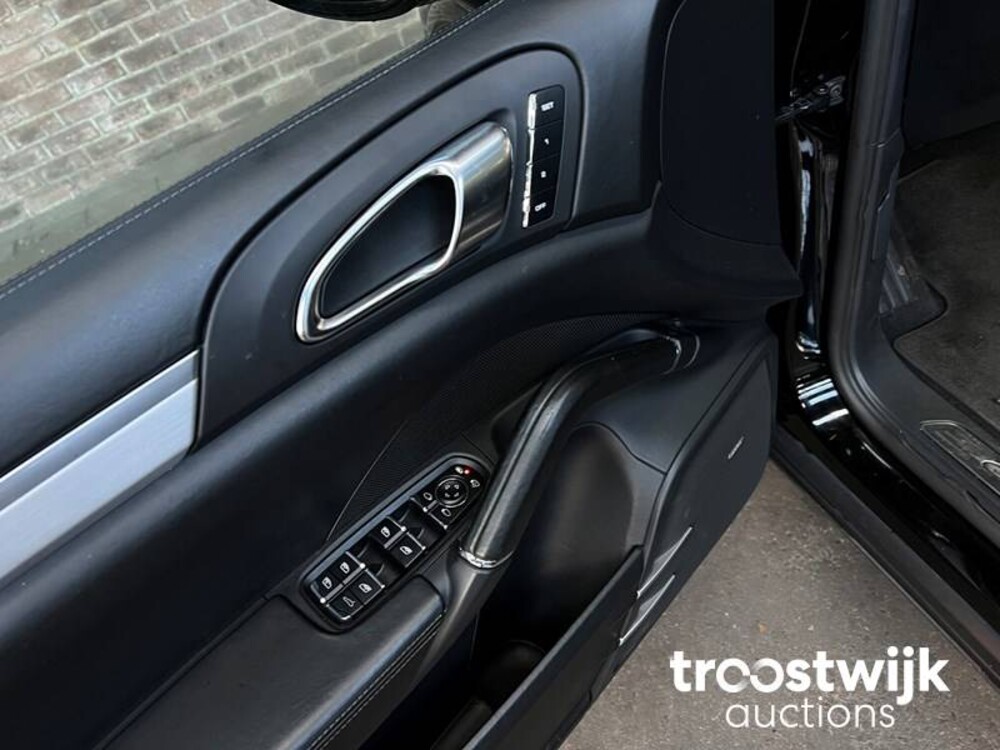 Porsche Cayenne Turbo 4.8 V8 500PS 2011
