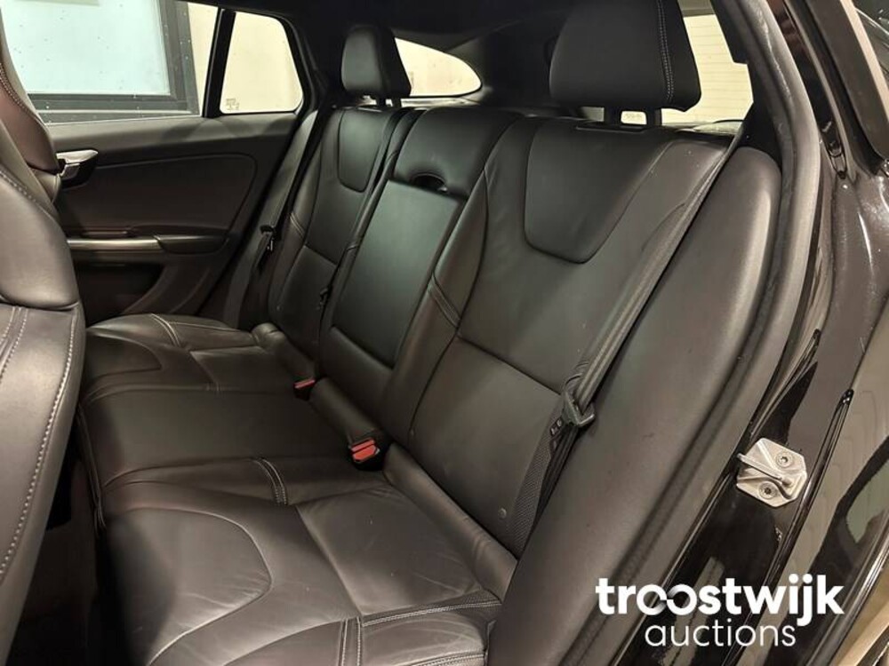 Volvo V60 R-Design 2.4 D6 Twin Engine 220pk 2015 -Orig. NL-, GJ-646-L