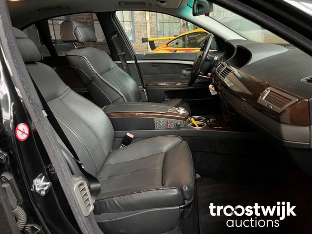 BMW 745i Executive E65 4.4 V8  2004 333pk -Youngtimer-