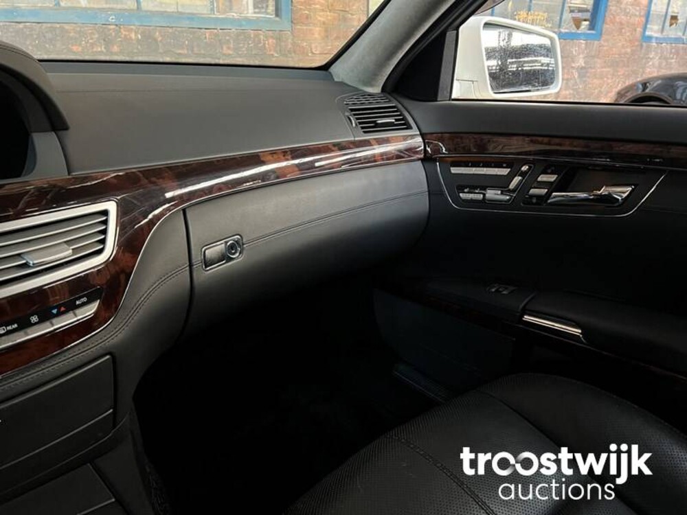 Mercedes-Benz S600 Lang 5.5 V12 517pk 2007 Night View -Youngtimer-