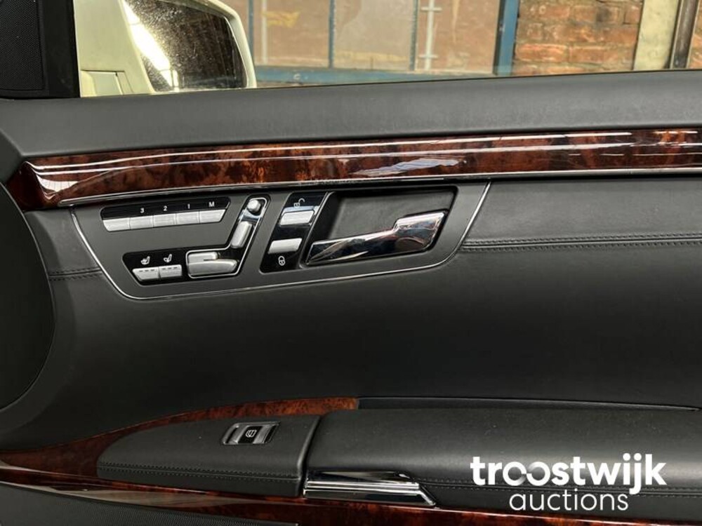 Mercedes-Benz S600 Lang 5.5 V12 517pk 2007 Night View -Youngtimer-
