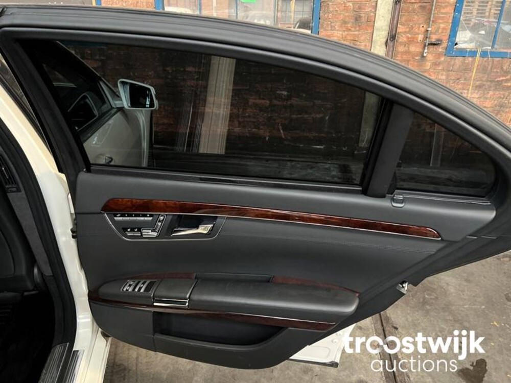 Mercedes-Benz S600 Lang 5.5 V12 517pk 2007 Night View -Youngtimer-