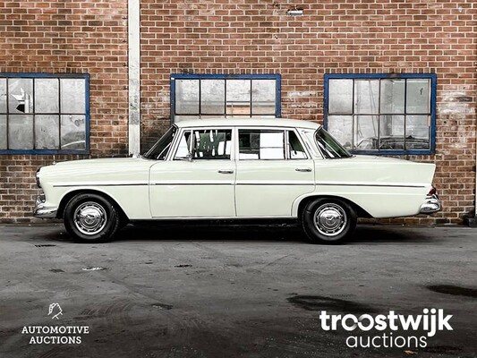 Mercedes-Benz 230 Heckflosse 150pk 1967