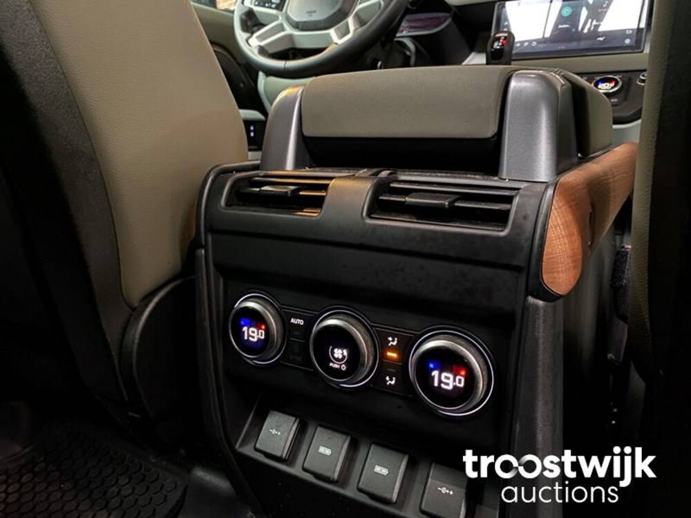 Land Rover Defender D240 110 7-Persoon Nieuw-Model 241pk 2020 -Orig. NL-, J-424-BD