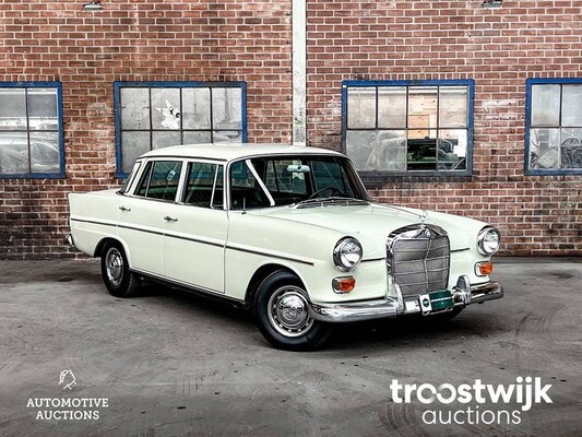 Mercedes-Benz 230 Heckflosse 150pk 1967