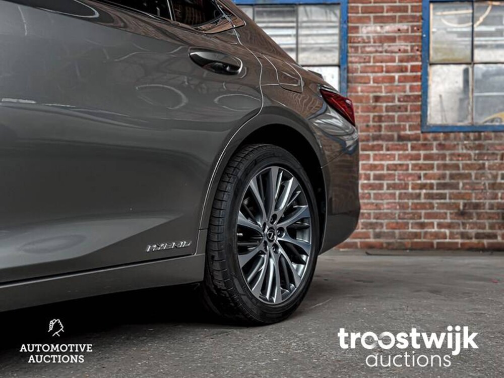 Lexus ES300 2.5 Hybrid 215pk 2020