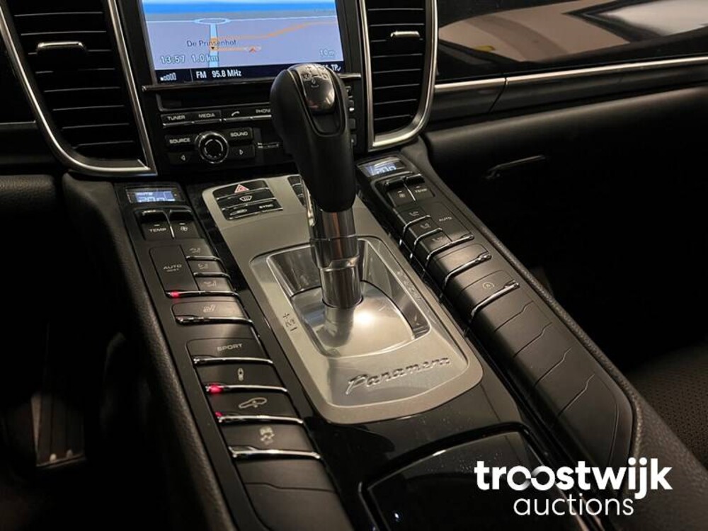 Porsche Panamera 3.0D V6  300 PS 2015, SB-617-F