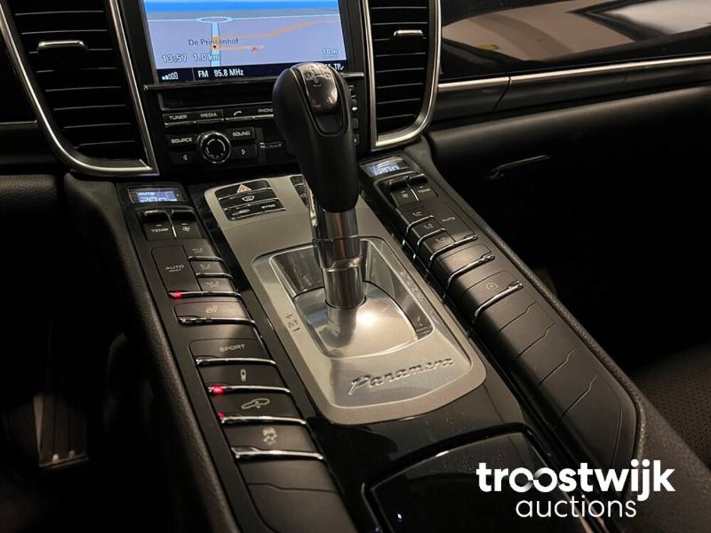 Porsche Panamera 3.0D V6  300 PS 2015, SB-617-F