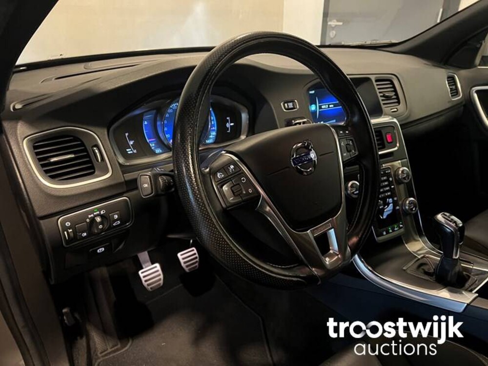 Volvo V60 2.0 D3 R-Design 150hp 2016, XR-726-J
