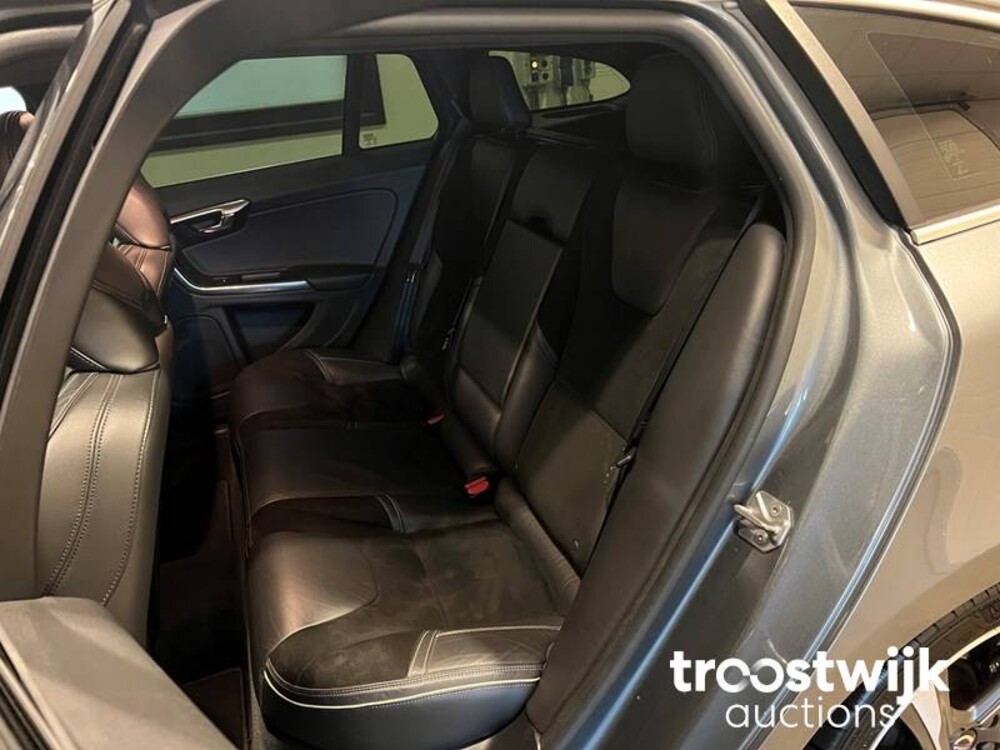 Volvo V60 2.0 D3 R-Design 150hp 2016, XR-726-J