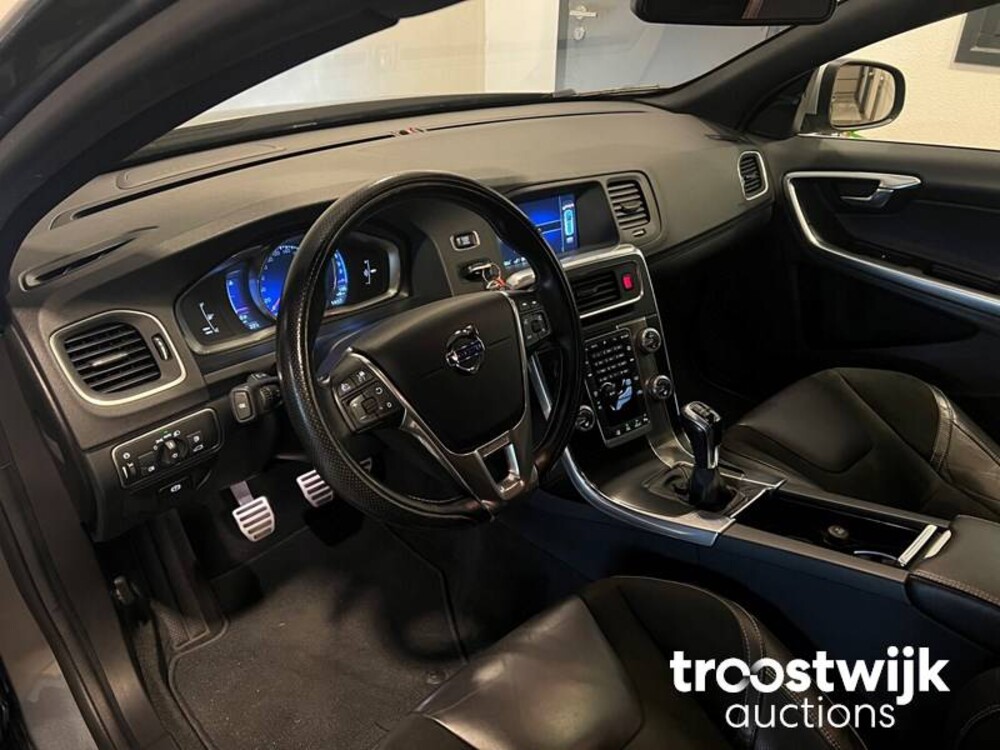 Volvo V60 2.0 D3 R-Design 150hp 2016, XR-726-J