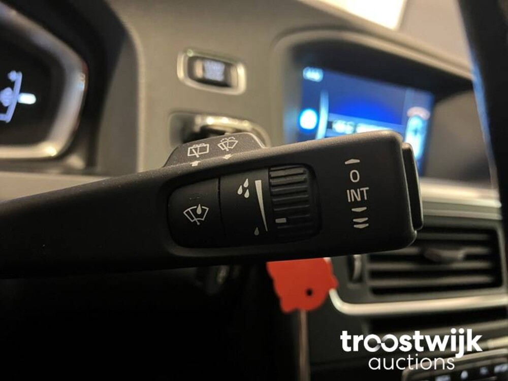 Volvo V60 2.0 D3 R-Design 150hp 2016, XR-726-J