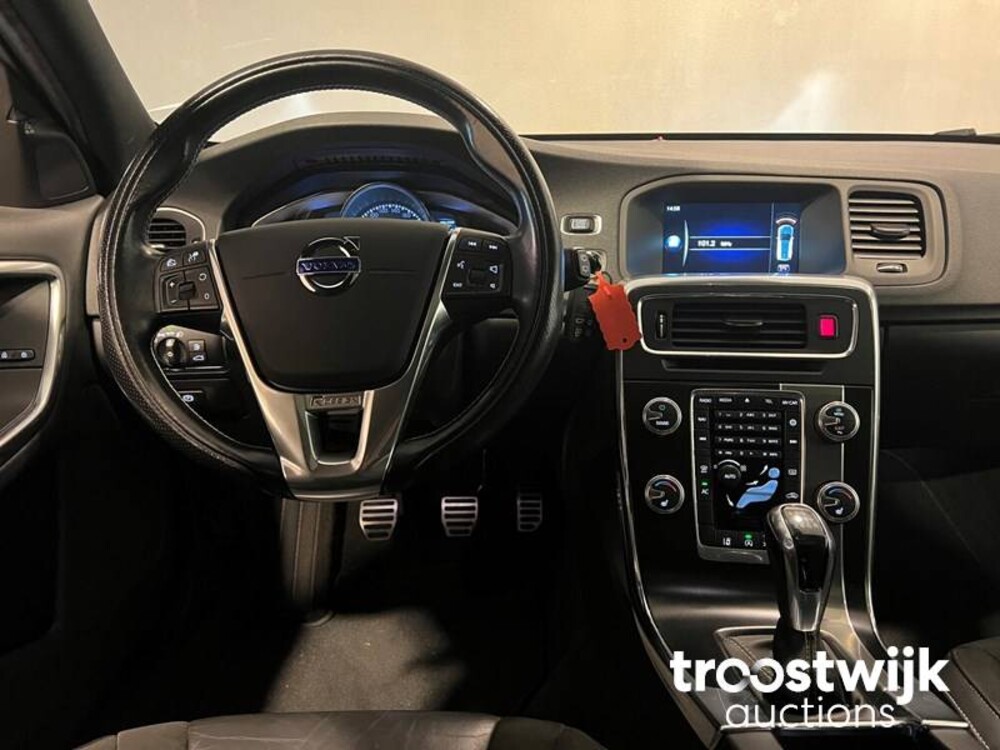Volvo V60 2.0 D3 R-Design 150hp 2016, XR-726-J