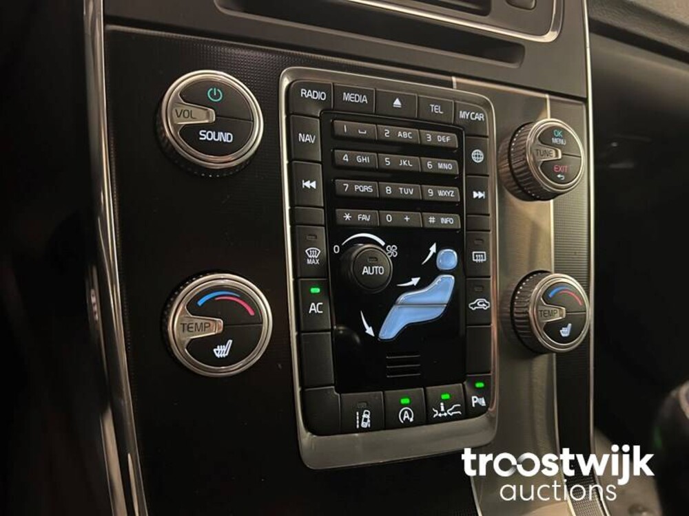 Volvo V60 2.0 D3 R-Design 150hp 2016, XR-726-J