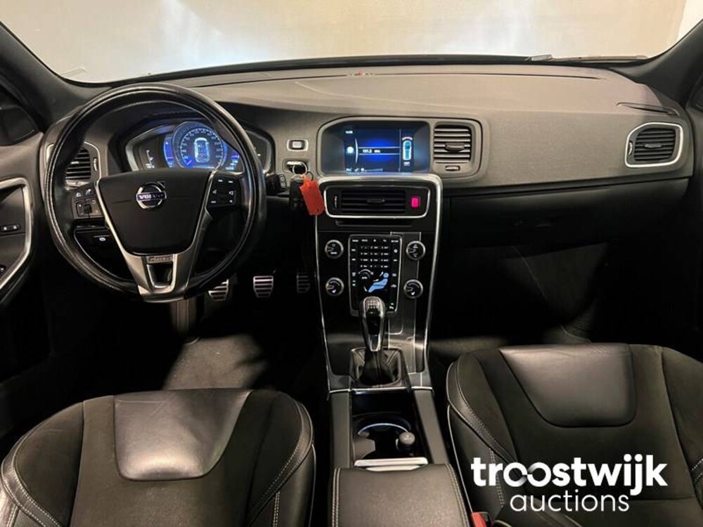Volvo V60 2.0 D3 R-Design 150hp 2016, XR-726-J