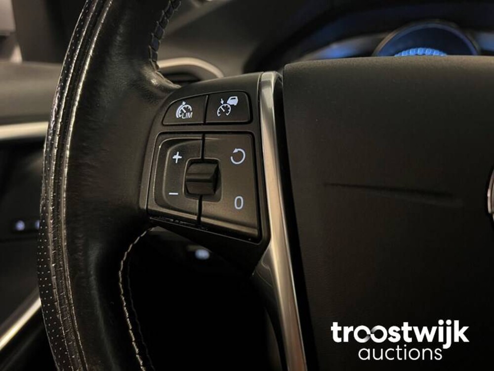 Volvo V60 2.0 D3 R-Design 150hp 2016, XR-726-J