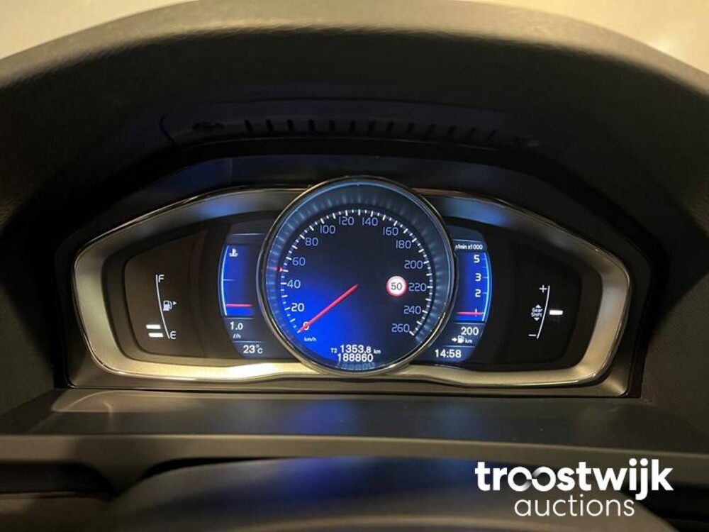 Volvo V60 2.0 D3 R-Design 150hp 2016, XR-726-J