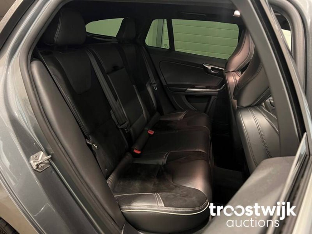 Volvo V60 2.0 D3 R-Design 150hp 2016, XR-726-J