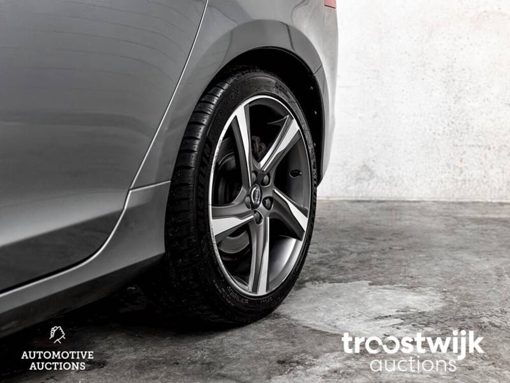 Volvo V60 2.0 D3 R-Design 150hp 2016, XR-726-J
