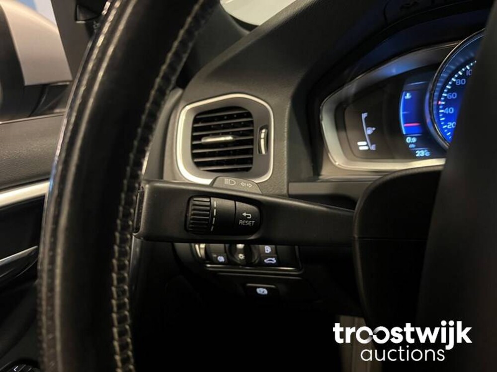 Volvo V60 2.0 D3 R-Design 150hp 2016, XR-726-J