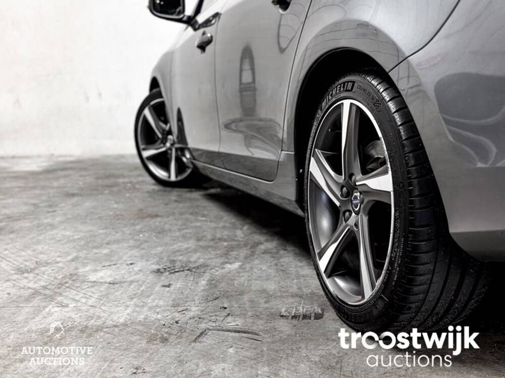 Volvo V60 2.0 D3 R-Design 150hp 2016, XR-726-J
