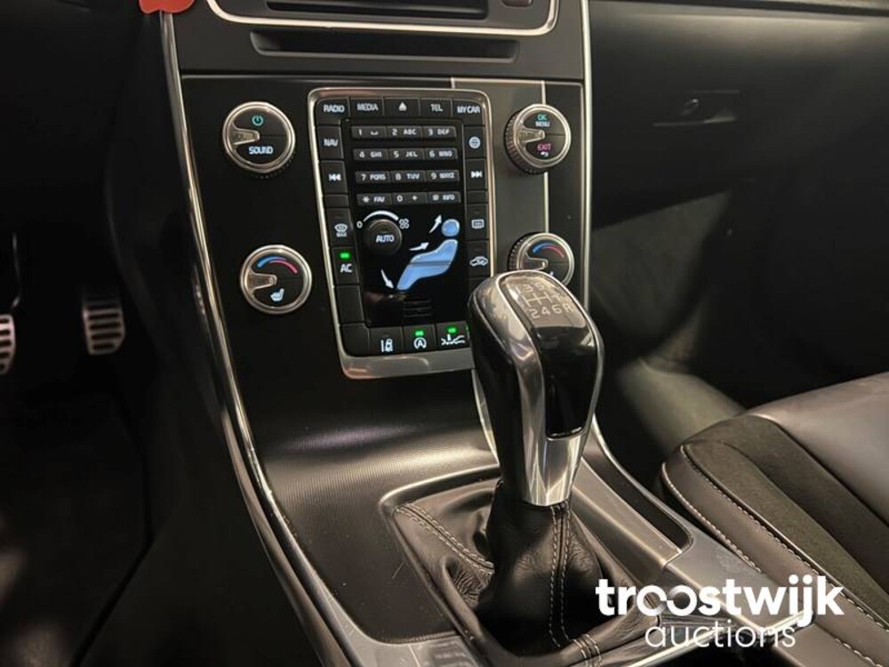 Volvo V60 2.0 D3 R-Design 150hp 2016, XR-726-J