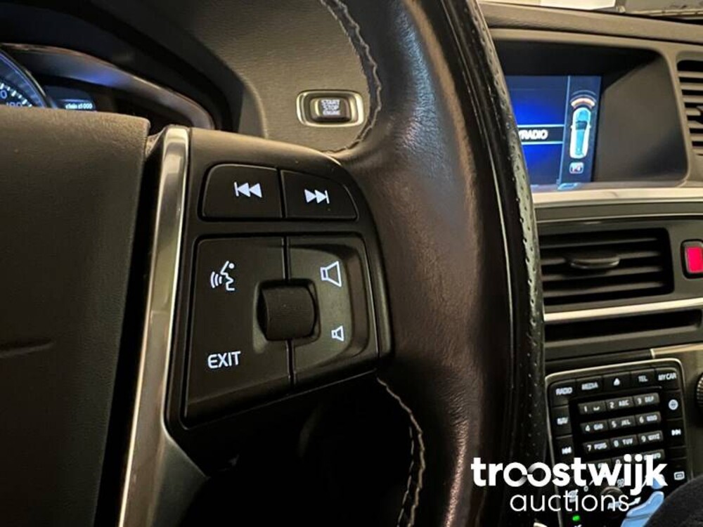 Volvo V60 2.0 D3 R-Design 150hp 2016, XR-726-J