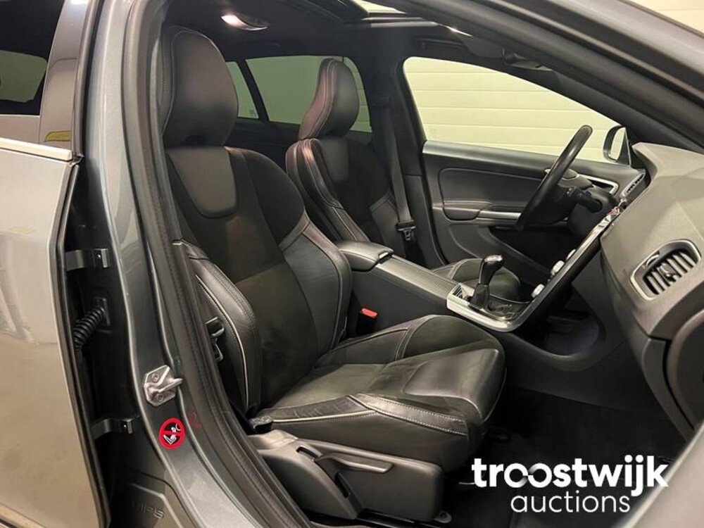 Volvo V60 2.0 D3 R-Design 150hp 2016, XR-726-J