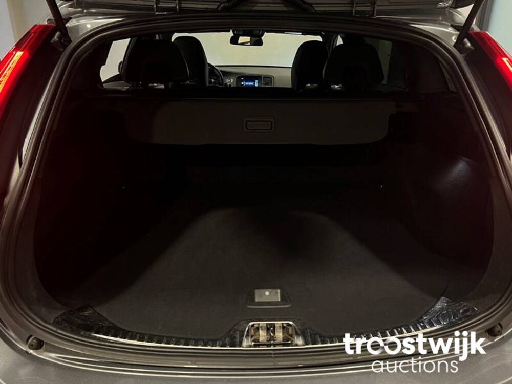 Volvo V60 2.0 D3 R-Design 150hp 2016, XR-726-J