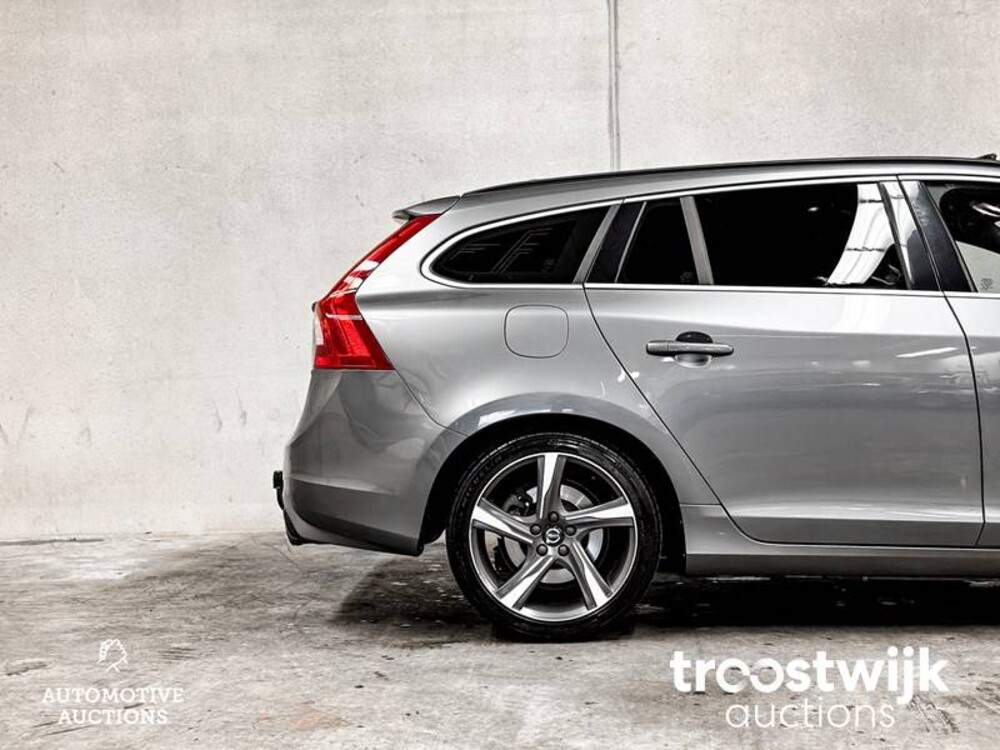 Volvo V60 2.0 D3 R-Design 150hp 2016, XR-726-J