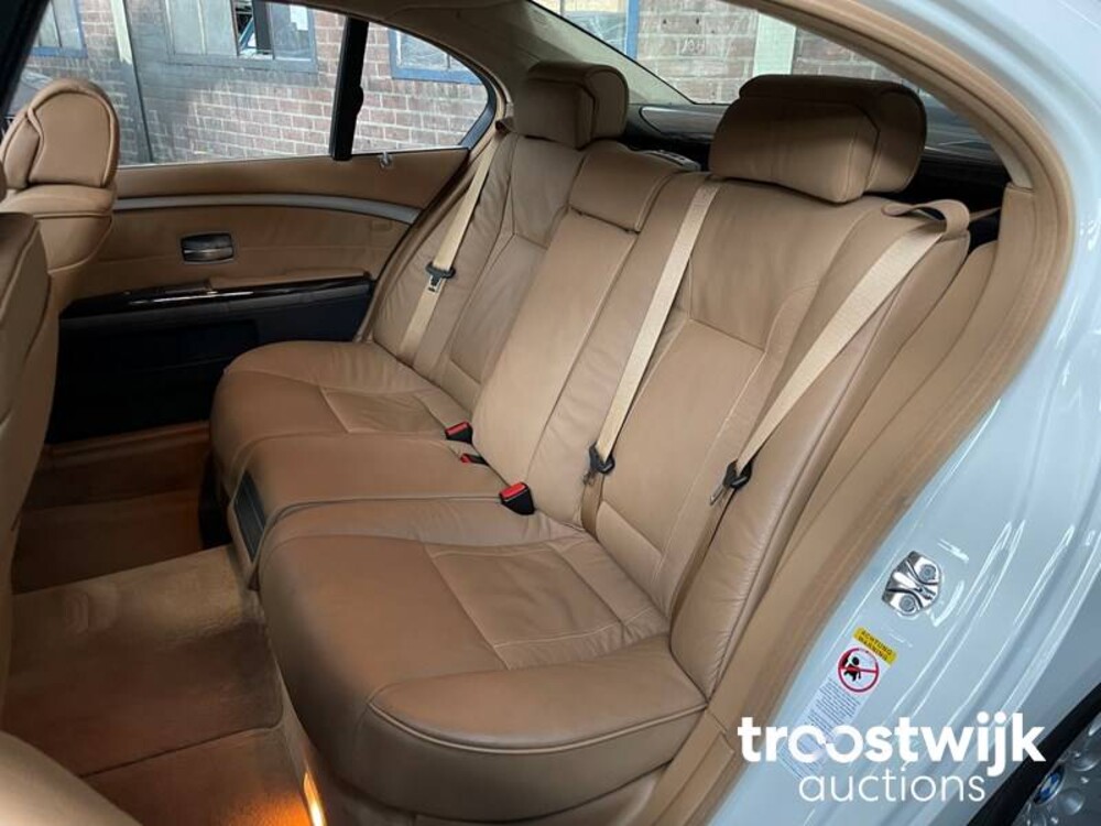 BMW 760Li E65 6.0 V12 445pk 2004
